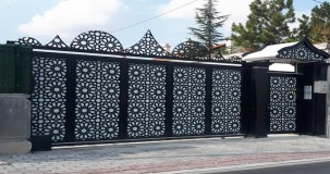 Ferforje Bahçe Demir Kapısı: Estetik ve Güvenlikte Zarafetin Adı